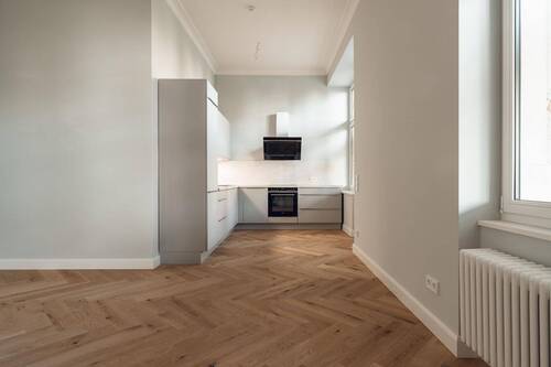 Offene Küche im Wohnzimmer integriert. - Historischer Charme trifft High-End-Komfort: Urbanes Leben auf höchstem Niveau.