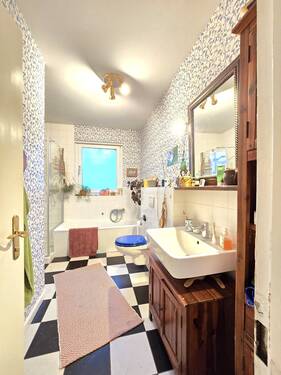 Vollbad mit Dusche und Badewanne - 