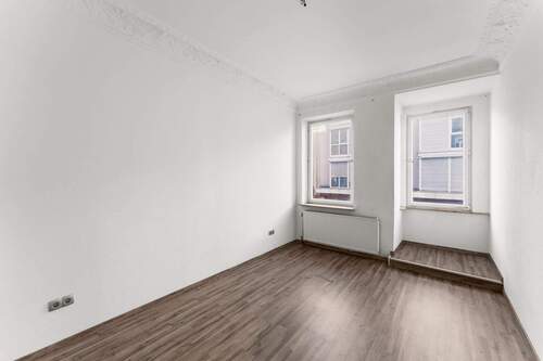 Zimmer mit Stuckdecken - Etagenwohnung mit 93,00 m² in Fürth zum Kaufen