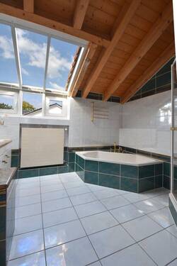 Obergeschoss Bad mit Dusche und Wanne - 