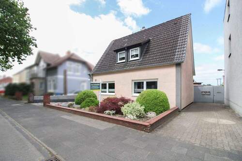 Vorderansicht - 6 Zimmer Einfamilienhaus zum Kaufen in Neumünster