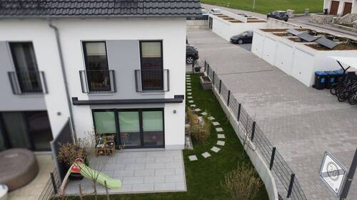 Außenansicht Garten.jpg - Neuwertiges Reiheneckhaus (2022) – Wohnen wie im Neubau ohne Baustress in Top-Lage von Dorfen