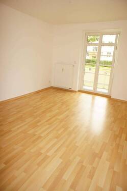 Wohnzimmer - frei ab 1.10.25 - große Küche Bad mit Fenster (WG-geeignet)