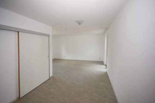Wohnraum - Geräumige 1-Zimmer-Seniorenwohnung im 1.OG mit Garage