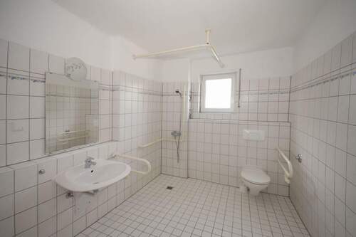 Badezimmer - Etagenwohnung mit 38,00 m² in Erlangen zur Miete