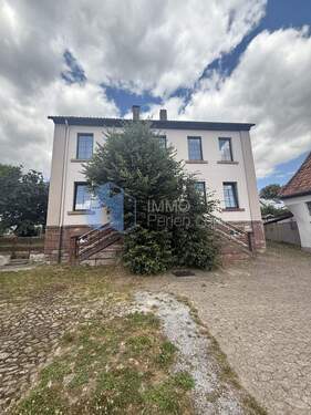 Bild 1 - Außergewöhnliches Wohnhaus mit Nebengebäuden in Warburg-Germete