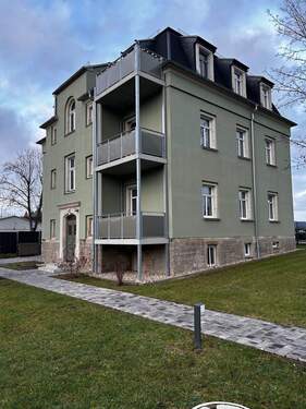 Wohnhaus - Gesamte Etage mit Balkon und eigenem Garten!