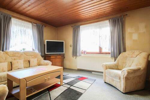 Wohnzimmer, Erdgeschoss - 6 Zimmer Mehrfamilienhaus, Wohnhaus zum Kaufen in Hausen