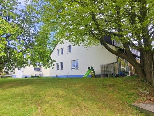 Seitenansicht mit Garten - 8 Zimmer Einfamilienhaus zum Kaufen in Dierdorf