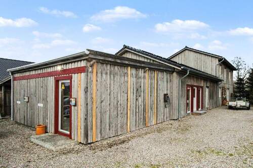 Gewerbe mit Parkplätzen - 