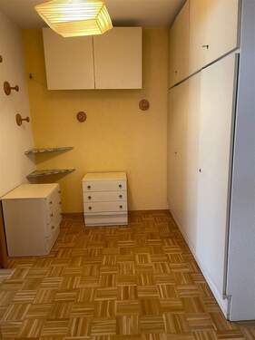 OG: Ankleide bei Schlafzimmer - 