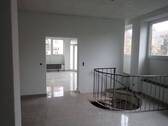 Raum 2 mit Kellerabgang - 3 Zimmer Büro in Göttingen