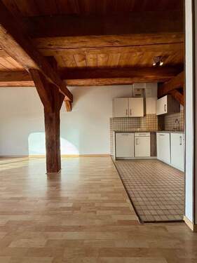 Wohnzimmer mit offener Küche - 