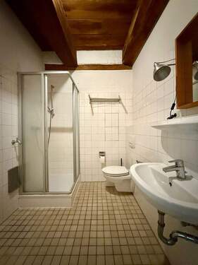 Baderimmer mit Dusche und Waschmaschinenanschluss - 