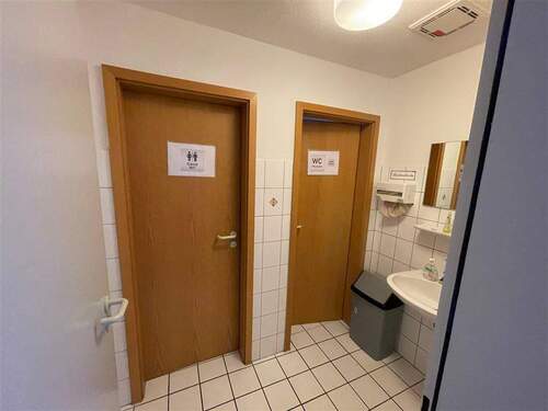 getrennte WC´s (Weitwinkelaufnahme) - 