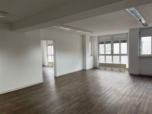 Empfangsbereich - Bürofläche in zentraler Lage, 4-5 separate Büroräume + großer Empfangsbereich etc...