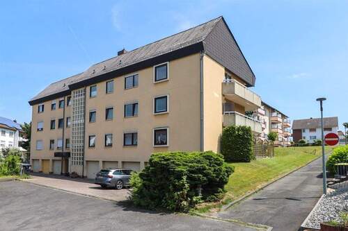 Hauseingang mit Garagen - 2 Zimmer Etagenwohnung in Eschwege