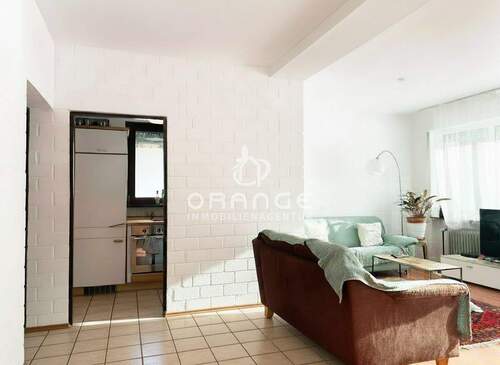 (KI) Blick vom Wonraum Richtung Kitchenette - 