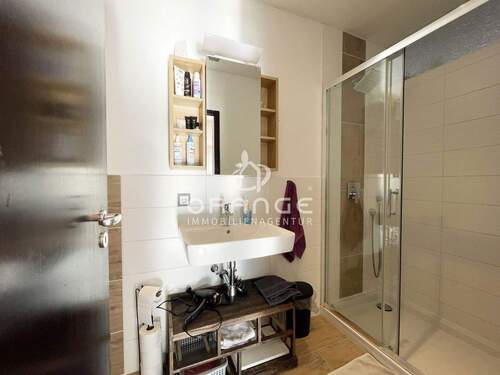 ...inkl. geräumiger Dusche - 