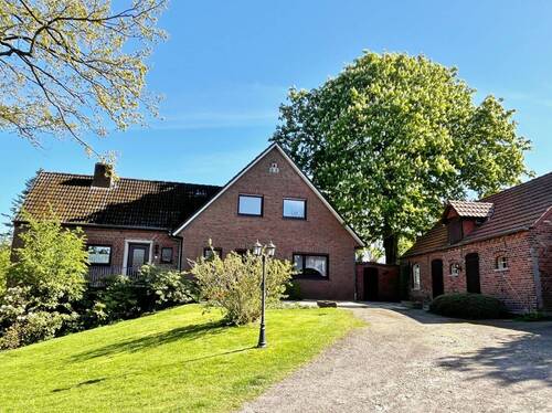 Hauszufahrt - 9 Zimmer Mehrfamilienhaus, Wohnhaus zum Kaufen in Bremen