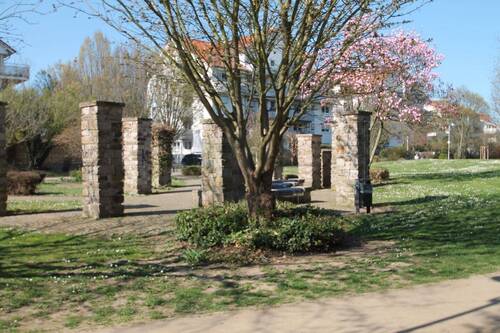Parkanlage - Direktlage am Park - großzügiges Familienhaus mit Einliegerwohnung in Toplage von Flörsheim