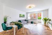 Wohnzimmer mit Balkon - PROVISIONSFREI: bezugsfreie und gepflegte Wohnung mit TG-Stellplatz in Giesing