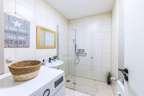 Bad mit Dusche - 