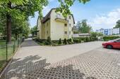 Hausansicht vom Parkplatzbereich aus - 