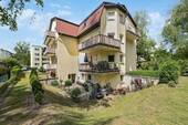 Hausansicht mit Blick auf den Balkon - 