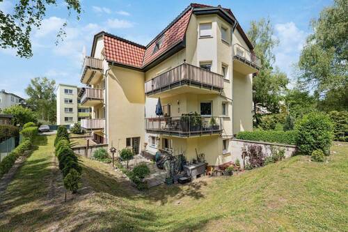 Hausansicht mit Blick auf den Balkon - 