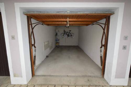 Garage mit elektr. Tor - 