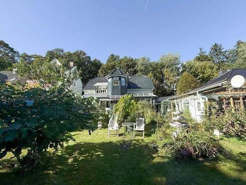 Blick vom Garten zum Haus - Wundervolle Lage am Ufer des Kalksees - mit Wintergarten und Gästebungalow