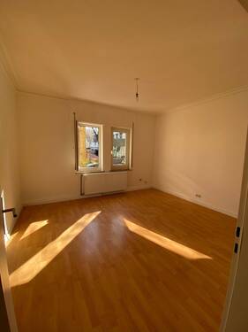 Wohnzimmer 1 - 3 Zimmer Etagenwohnung zum Kaufen in Esslingen am Neckar