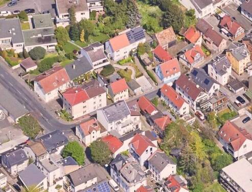 Angenehme Wohngegend - Frankfurt-Seckbach: Komfortables Mehrfamilienhaus mit charmantem Hofhaus - großzügiger Ausbau möglich
