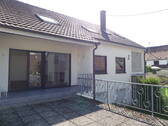 Terrasse vorne - Zweifamilienhaus zu vermieten - ideal für Mehrgenerationenfamilie! Frei ab sofort