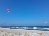 Kitesurfer am Strand.jpg - 