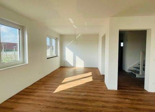 Blick in die Küche - 4 Zimmer Doppelhaushälfte in Brandenburg an der Havel / Neuschmerzke