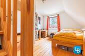 Schlafzimmer mit Zugang zum Spitzboden - 