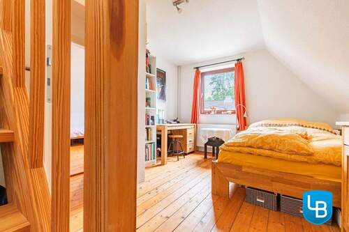 Schlafzimmer mit Zugang zum Spitzboden - 