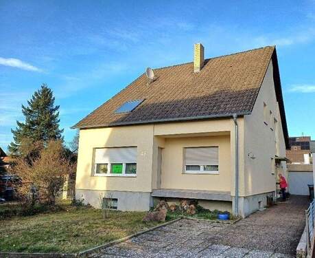 Ansicht - Freistehendes Zweifamilienhaus, mit schönem Garten, Gartenteich, Brücke mit großem Gartenhaus, in ruhiger Lage von Rohrbach, Nähe Pfeifferwald
