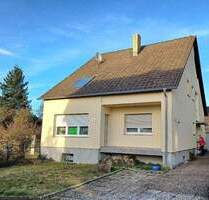 Freistehendes Zweifamilienhaus, mit schönem Garten, Gartenteich, Brücke mit großem Gartenhaus, in ruhiger Lage von Rohrbach, Nähe Pfeifferwald - Sankt Ingbert