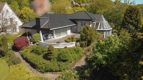 Gartenansicht - ... repräsentativ, stadtnah und mit idyllischem Garten!!!