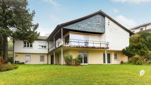 Außenansicht 2 - Großzügiges Wohnen mit traumhaftem Garten & Pool - EFH mit Einliegerwohnung in Hanglage