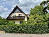 Hausansicht Straßeseite - Tolles Einfamilienhaus mit grandiosem Grundstück und Nebengebäude
