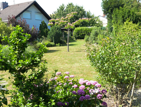 Liebevoll angelegter Garten - 7 Zimmer Doppelhaushälfte zum Kaufen in Weinheim OT