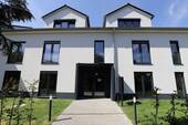 Aussenansicht Eingangsbereich - ** Feldrandlage** Vollmöblierte 3-Zimmer-Wohnung mit Einbauküche und Balkon