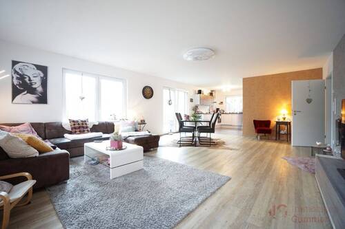 Wohn-Esszimmer - IMMOBILIEN GUMNIOR präsentiert: barrierefreie, moderne 3- Zimmer-Erdgeschosswohnung mit PKW Stellplatz