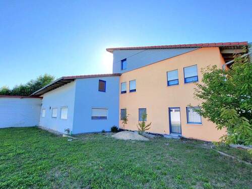 Aussenansicht - 6 Zimmer Mehrfamilienhaus, Wohnhaus zum Kaufen in Hemau