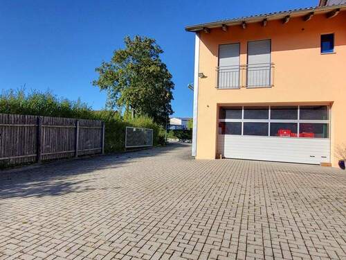 Zufahrt - Mehrfamilienhaus, Wohnhaus mit 204,90 m² in Hemau zum Kaufen