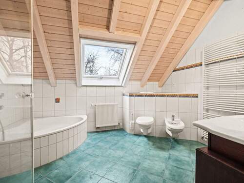 Bad mit Wanne und Dusche - 